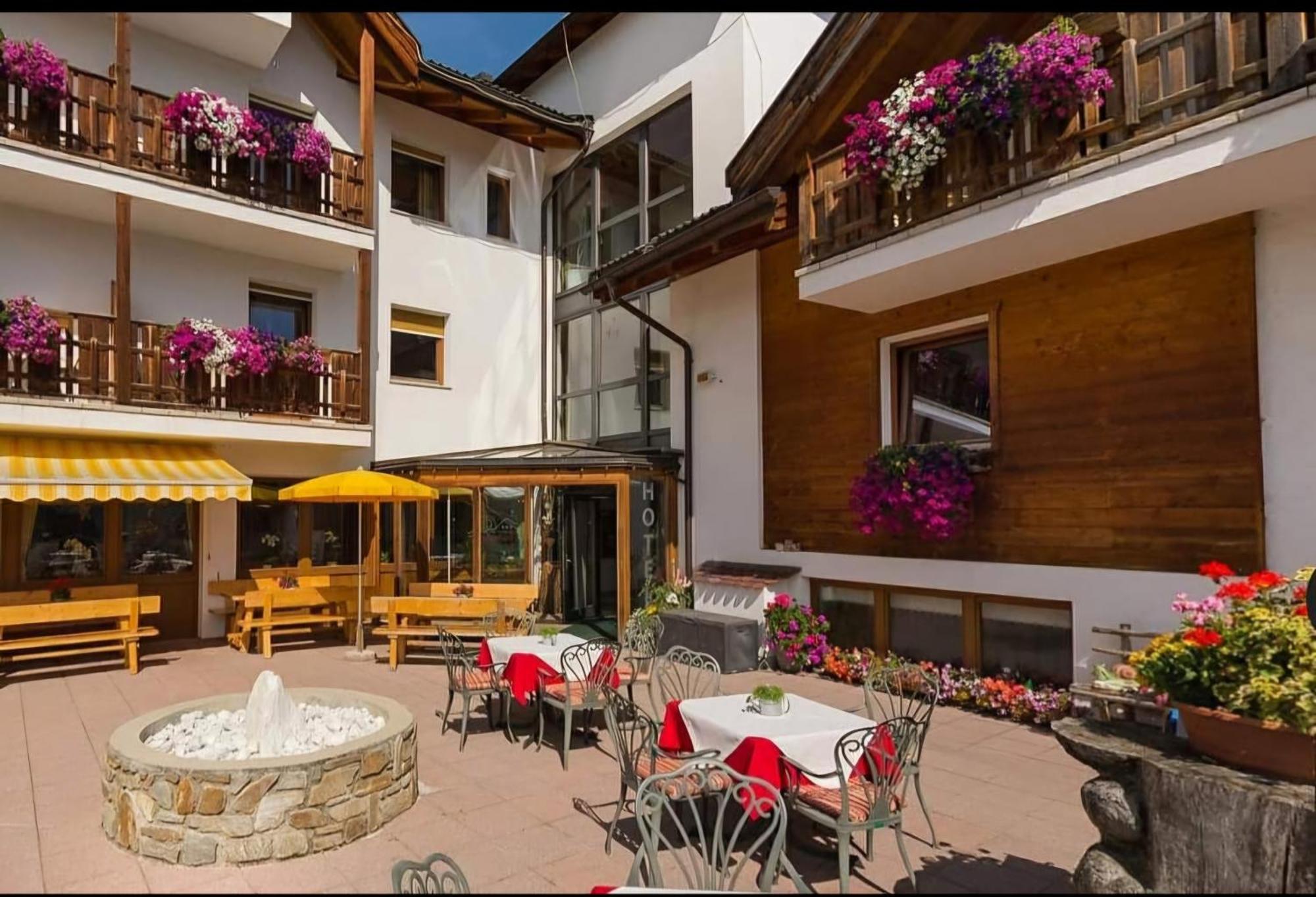 Hotel Tonnerhof Racines Esterno foto